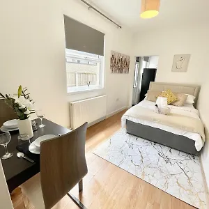 apt-studio-flat-in-stratford.cambridgehotelsuk.com/